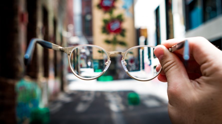 老眼の悩みについて、5名のアラフィフ・アラカンに「具体的な対処法」を教えてもらったお話